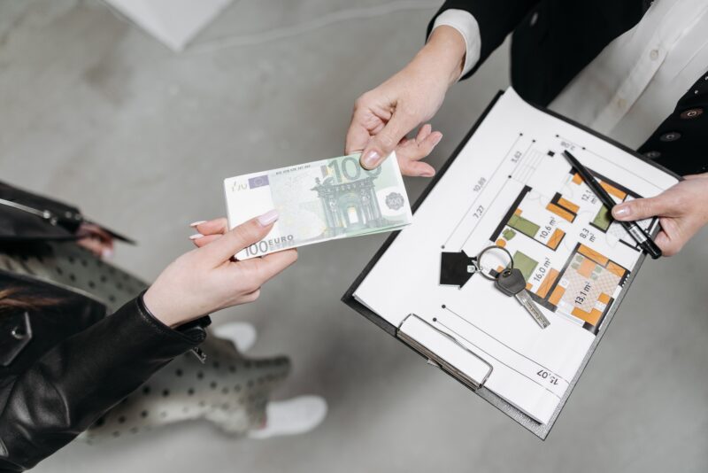 Arquitecto recibiendo un pago por sus planos