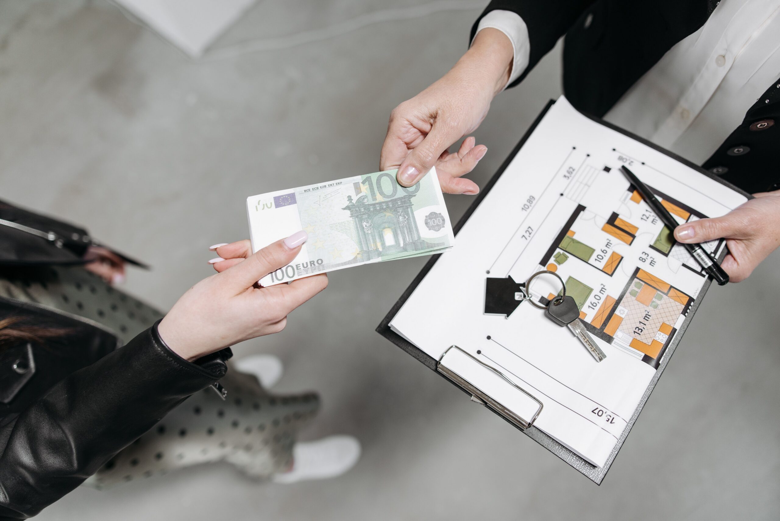 Arquitecto recibiendo un pago por sus planos